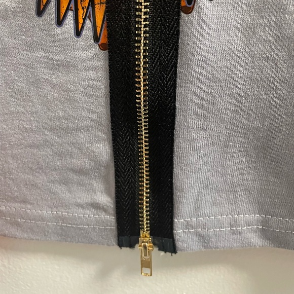 Letter graphic zip detail crop tee - Picture 3 of 5